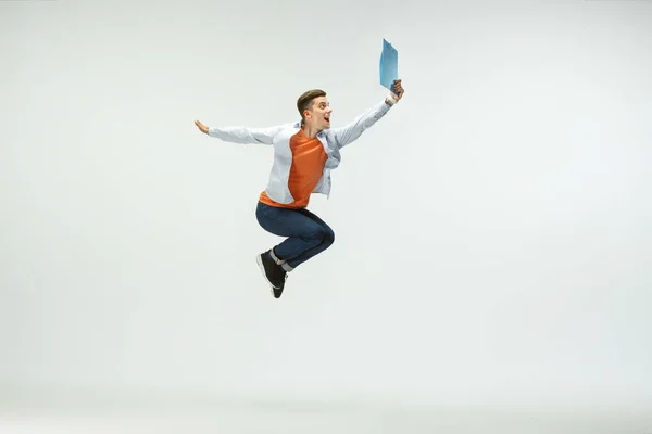 Człowiek pracujący w biurze i skakanie na białym tle w Studio — Zdjęcie stockowe
