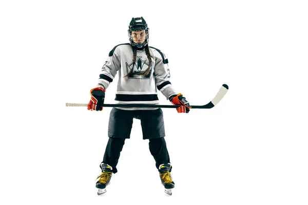 Ung kvinnlig hockeyspelare med klubban isolerad på vit bakgrund — Stockfoto