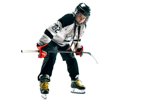 Junge Hockeyspielerin mit dem Stock auf weißem Hintergrund — Stockfoto