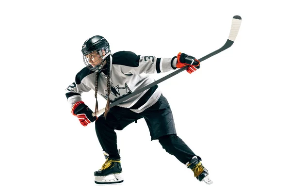 Jonge hockeyspeelster met de stick geïsoleerd op witte achtergrond — Stockfoto
