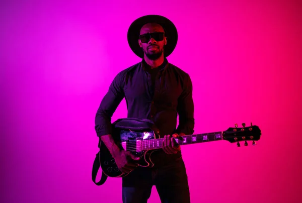 Joven músico afroamericano de jazz tocando la guitarra — Foto de Stock