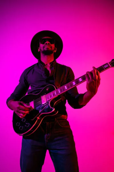 Joven músico afroamericano de jazz tocando la guitarra — Foto de Stock