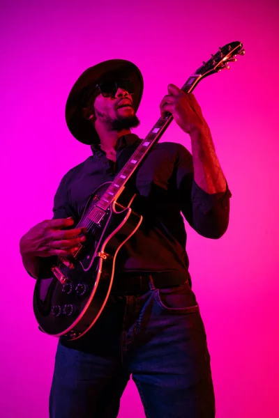 Joven músico afroamericano de jazz tocando la guitarra — Foto de Stock