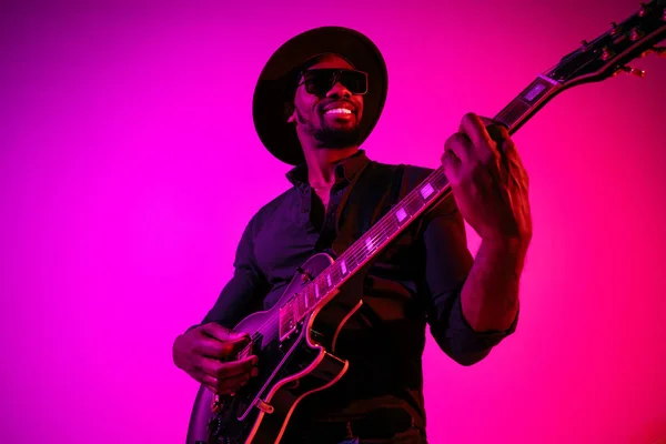 Joven músico afroamericano de jazz tocando la guitarra — Foto de Stock