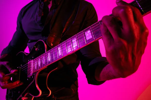 Joven músico afroamericano de jazz tocando la guitarra — Foto de Stock