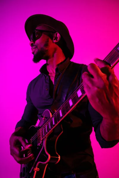 Young african-american jazz musician playing the guitar — Stock Photo, Image