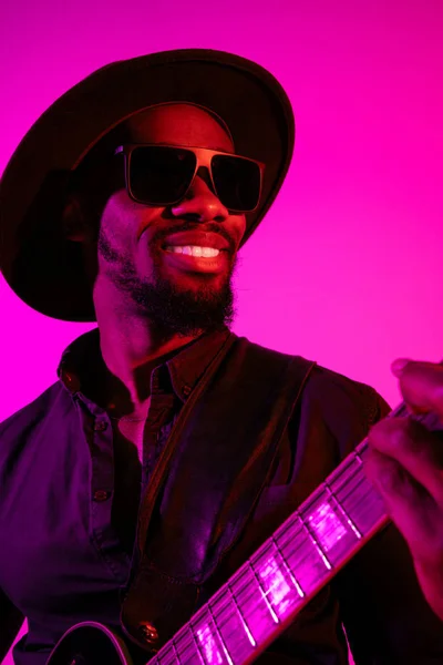 Jovem músico de jazz afro-americano tocando guitarra — Fotografia de Stock