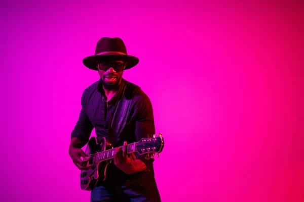 Joven músico afroamericano de jazz tocando la guitarra — Foto de Stock