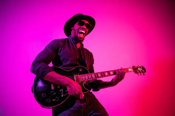 Young african-american jazz musician playing the guitar — Stock Photo, Image