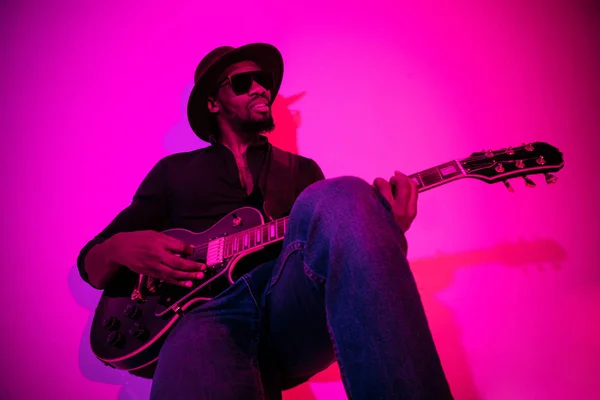 Joven músico afroamericano de jazz tocando la guitarra — Foto de Stock