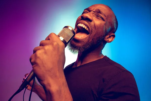 Joven músico afroamericano de jazz cantando una canción — Foto de Stock