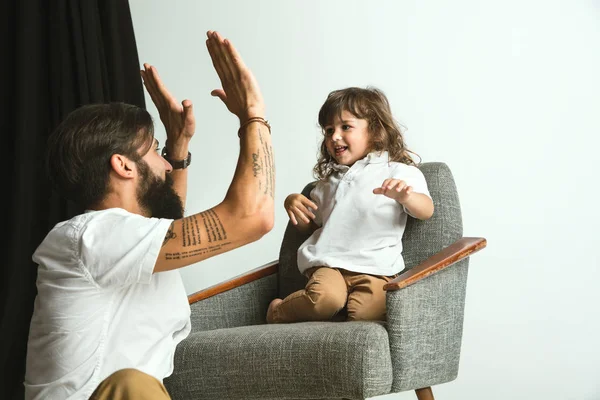 Padre giocare con giovane figlio in loro salotto — Foto Stock