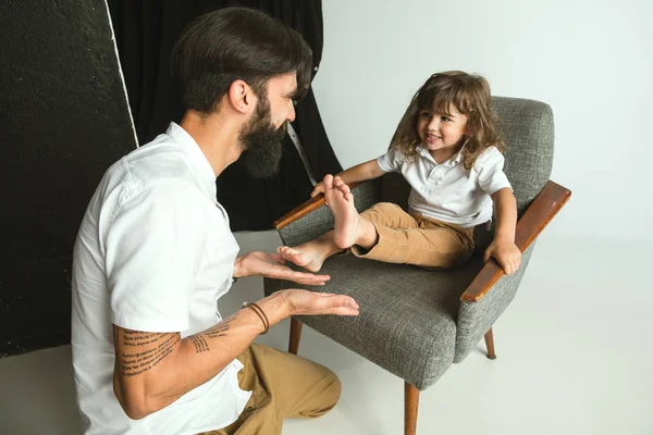 Pai brincando com o jovem filho em sua sala de estar — Fotografia de Stock