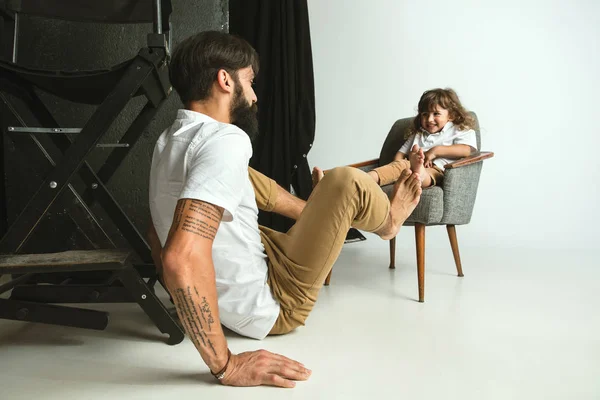Pai brincando com o jovem filho em sua sala de estar — Fotografia de Stock