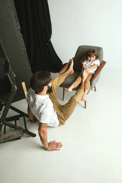 Pai brincando com o jovem filho em sua sala de estar — Fotografia de Stock