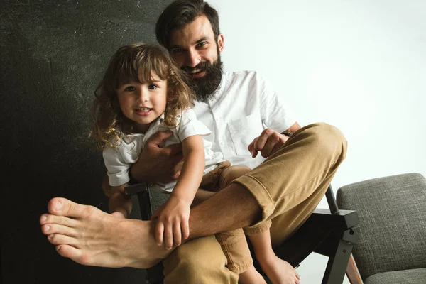 Pai brincando com o jovem filho em sua sala de estar — Fotografia de Stock