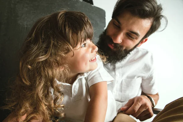 Padre giocare con giovane figlio in loro salotto — Foto Stock