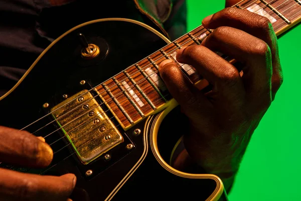 Giovane musicista jazz afro-americano che suona la chitarra — Foto Stock