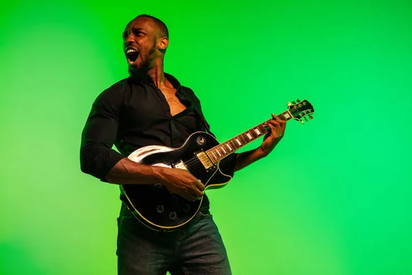 Junger afrikanisch-amerikanischer Jazzmusiker spielt Gitarre — Stockfoto