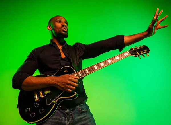 Jonge Afrikaans-Amerikaanse jazzmuzikant die gitaar speelt — Stockfoto