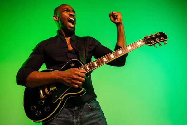 Young african-american jazz musician playing the guitar — Stock Photo, Image