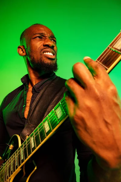 Junger afrikanisch-amerikanischer Jazzmusiker spielt Gitarre — Stockfoto