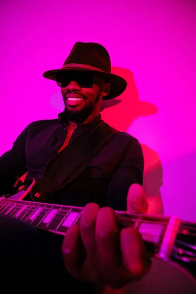 Joven músico afroamericano de jazz tocando la guitarra — Foto de Stock