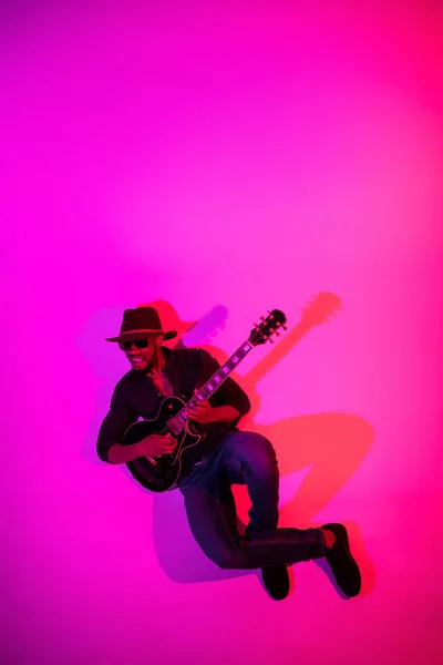 Jovem músico de jazz afro-americano tocando guitarra — Fotografia de Stock