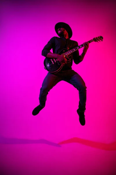 Jovem músico de jazz afro-americano tocando guitarra — Fotografia de Stock