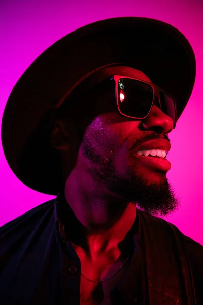 Junger afrikanisch-amerikanischer Jazzmusiker singt ein Lied — Stockfoto