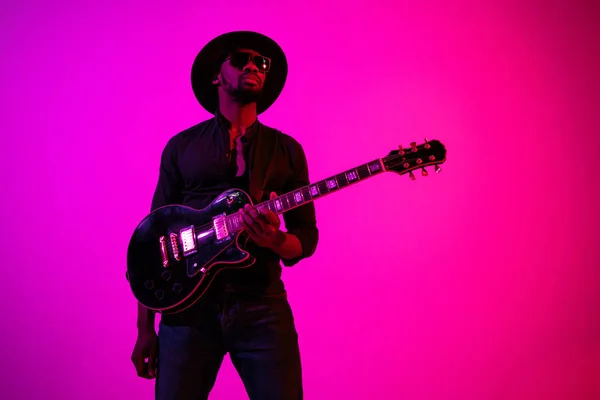 Joven músico afroamericano de jazz tocando la guitarra — Foto de Stock