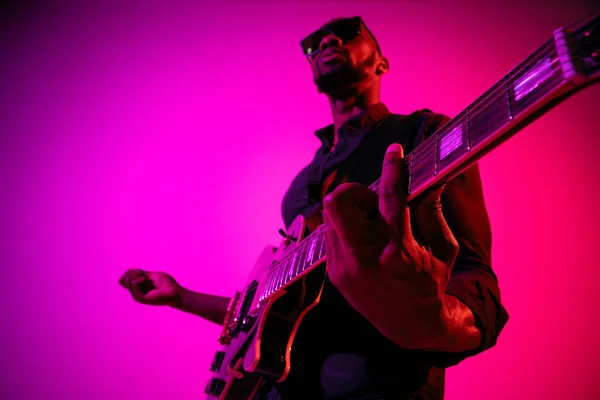 Joven músico afroamericano de jazz tocando la guitarra — Foto de Stock