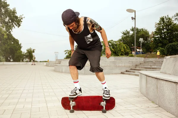 Skateboarder macht bei trübem Wetter einen Trick auf der Straße — Stockfoto