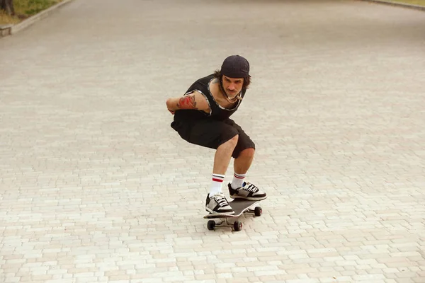 Skateboarder macht bei trübem Wetter einen Trick auf der Straße — Stockfoto