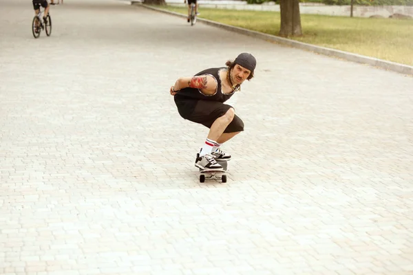 Skateboarder haciendo un truco en la calle citys en día nublado — Foto de Stock