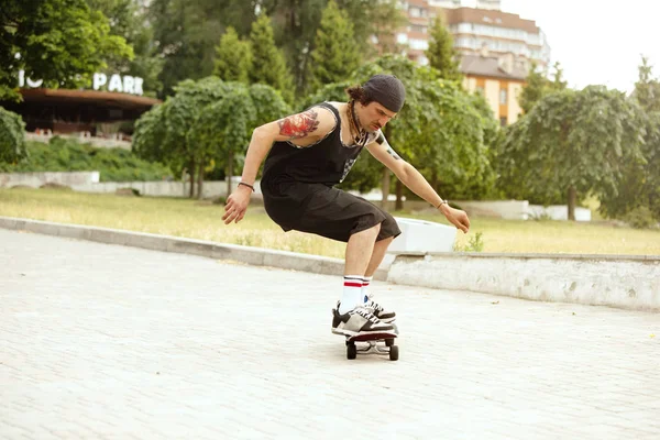 Skateboardista na ulici citys v cloudně dne — Stock fotografie