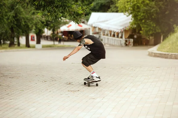 滑板手在云天在城市街道上玩把戏 — 图库照片