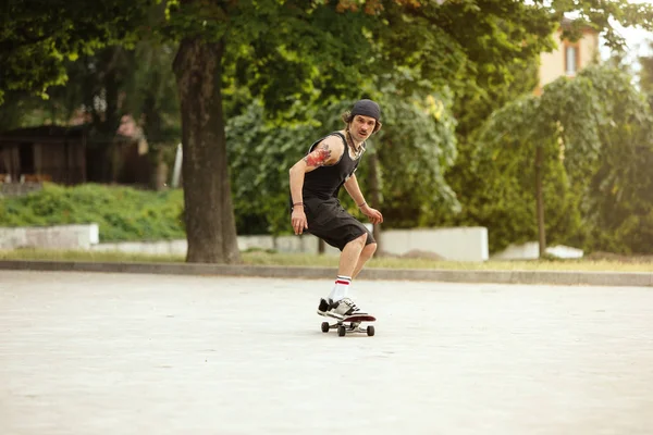 Skateboarder haciendo un truco en la calle citys en día nublado — Foto de Stock