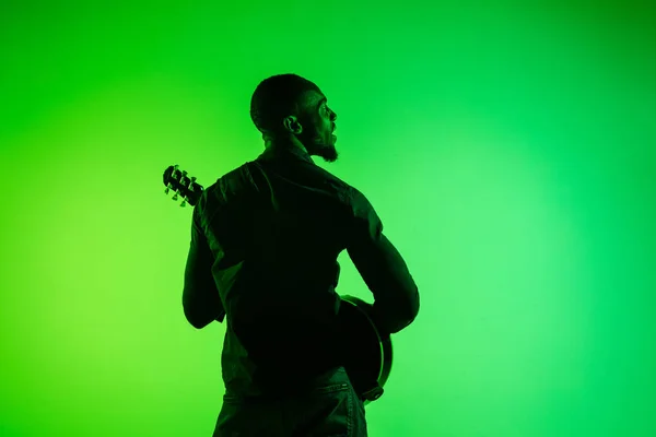 Jonge Afrikaans-Amerikaanse jazzmuzikant die gitaar speelt — Stockfoto