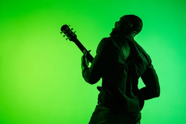 Joven músico afroamericano de jazz tocando la guitarra — Foto de Stock