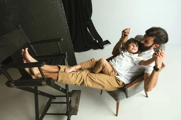 Père jouant avec le jeune fils dans leur salon — Photo