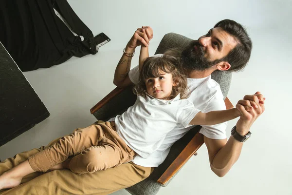 Pai brincando com o jovem filho em sua sala de estar — Fotografia de Stock