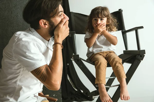 Padre giocare con giovane figlio in loro salotto — Foto Stock