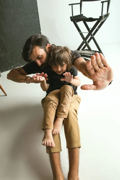 Otec si hrál s mladým synem v obývacím pokoji — Stock fotografie
