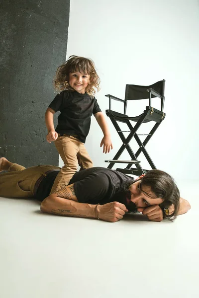 Père jouant avec le jeune fils dans leur salon — Photo