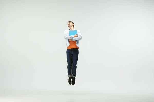 Trabalhador de escritório pulando isolado no fundo do estúdio branco — Fotografia de Stock