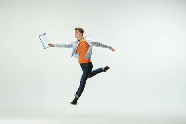Офісний працівник стрибає ізольовано на білому фоні студії — стокове фото