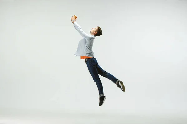 Pracownik biurowy skoki na białym tle Studio — Zdjęcie stockowe