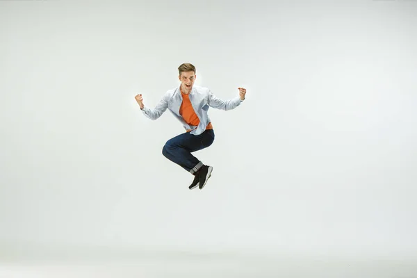 Офісний працівник стрибає ізольовано на білому фоні студії — стокове фото