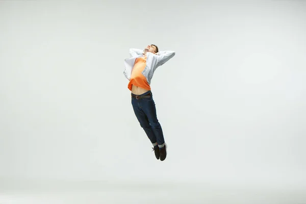 Office Worker hoppar isolerad på vit Studio bakgrund — Stockfoto